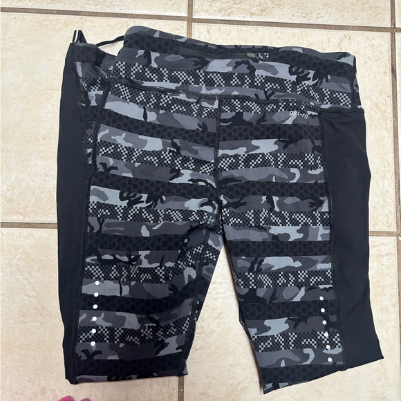 Nike Women's Epic Lux Clash Printed Camo Leggings M 27" full length 686040-021 - Picture 7 of 8